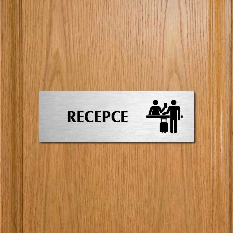 Recepce, stříbrná popiska na dveře